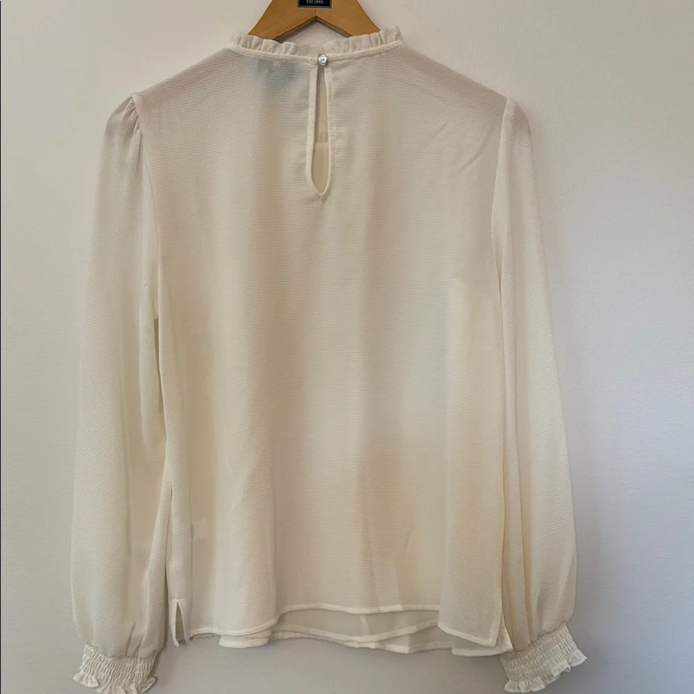 NEW CeCe Pin-Tuck Smocked Cuff Blouse Ruffle Neck Cream - Picture 3 of 7